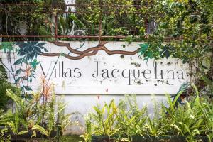 Un cartel que dice villas jacobs jacobsulum en Villas Jacquelina, en Quepos