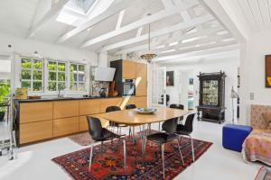 une cuisine et une salle à manger avec une table et des chaises dans l'établissement Family-Friendly Cottage Near Beach & Nature, à Vejby 15 autres photos