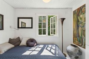 une chambre avec un lit et une fenêtre dans l'établissement Family-Friendly Cottage Near Beach & Nature, à Vejby