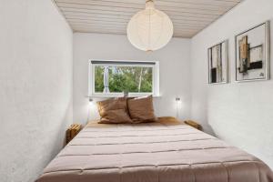 Un dormitorio con una cama grande con una ventana grande. en Lovely Holiday Home In Helberskov, en Hadsund