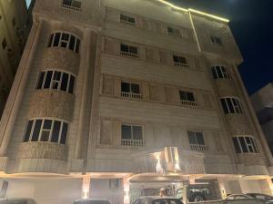 a building with cars parked in front of it at شقه بتصميم فاخر وراقي-حي السلامة in Jeddah