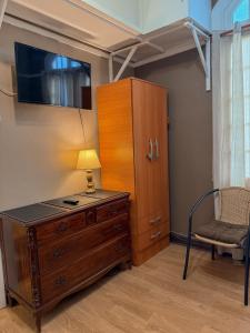 a room with a dresser and a cabinet and a lamp at Hostal Arenas del Mar in Viña del Mar +25 photos