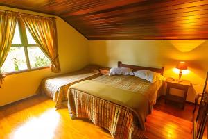 a bedroom with two beds and a window at Sítio Bem me Quer seu conforto e relax na Serrinha in Penedo +99 photos