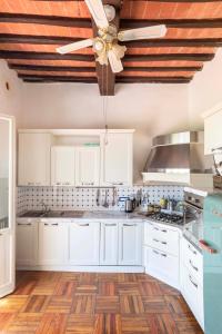 Gioiellaにある16th Century Townhouse, Large Garden Near Lake, Tuscany and Umbria - Sleeps 18のキッチン(白いキャビネット、天井ファン付)