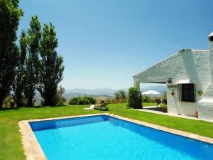 La JoyaにあるCottage in La Joya near El Torcalの家の隣の庭のスイミングプール