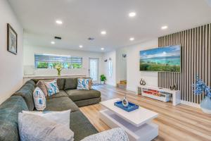 Χώρος καθιστικού στο Friendly Fox Luxury Pool & Spa House Near Downtown & Beach