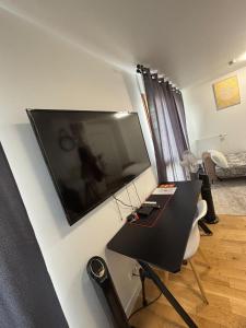 パリにあるLOFT Paris la Villetteのデスク、壁掛け式の薄型テレビが備わる客室です。 +4枚の写真