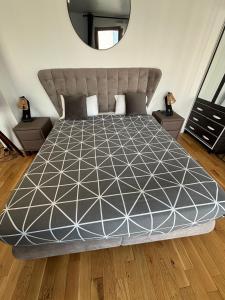 パリにあるLOFT Paris la Villetteのベッドルーム(白黒のベッド1台、鏡付)