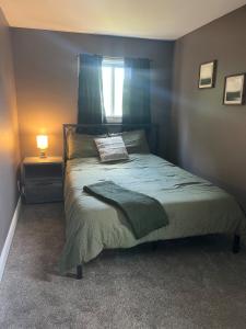 Un dormitorio con una cama grande con ventana. en Curtis Creek Lakehouse, en Junction City
