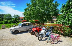 eine Gruppe von Motorrädern, die neben einem weißen LKW geparkt werden in der Unterkunft Holiday Home Gašparini in Višnjan