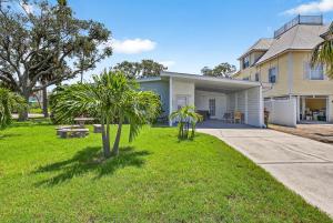 a house with palm trees in the yard at Buffalo Bungalow in Clearwater Beach