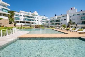 Bazén v ubytování Cobertura c/jacuzzi e churrasq em Jurerê RVO401 nebo v jeho okolí