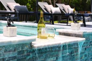 Πισίνα στο ή κοντά στο Friendly Fox Luxury Pool & Spa House Near Downtown & Beach