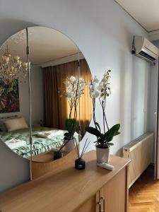 Cette chambre dispose d'une table avec un miroir et d'un lit. dans l'établissement Heart of Yesilkoy-Green village, à Istanbul