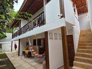 a house with a hammock in the middle of a courtyard at Azul Flats in Jericoacoara