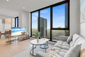 Ruang duduk di Luxury 3BR in Melbourne CBD with Skyline Views, Pool, Gym, Sauna