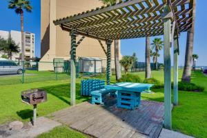 Zahrada ubytování Waterfront Corpus Christi Escape with Pool Access!