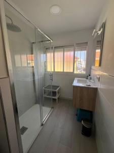 a bathroom with a shower and a sink at Golden Hour Grupo AC Gestión in Rota