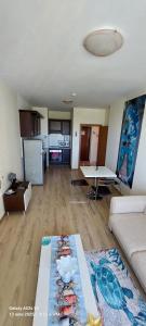 una sala de estar con un sofá y una mesa en Sunrise Apartment 14, en Obzor 13 fotos más