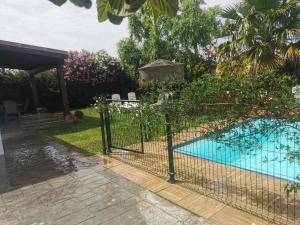 Bazén v ubytování Casa rural Ajolí nebo v jeho okolí