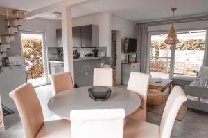 une cuisine et un salon avec une table et des chaises dans l'établissement Haus Inselblick, à Mönkebude