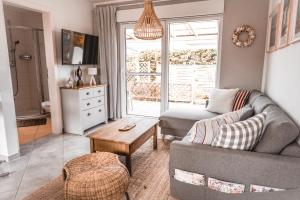 un salon avec un canapé et une table dans l'établissement Haus Inselblick, à Mönkebude