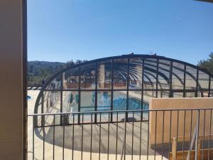 Blick auf ein Gebäude mit Pool in der Unterkunft mobil home premium 6 personnes très confortable climatisé in Montagnac + 8 Fotos