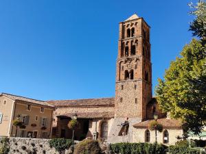 ein Gebäude mit einem Uhrturm davor in der Unterkunft mobil home premium 6 personnes très confortable climatisé in Montagnac