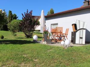 a patio with a table and chairs in a yard at Ferienhaus in Schwarzhausen in Schwarzhausen