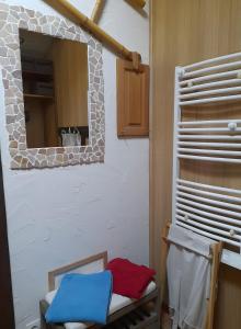 ServanceにあるCharmante Maison Les Volets Bleusの壁鏡 +10枚の写真