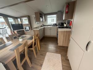 Kuchyň nebo kuchyňský kout v ubytování Affordable and Luxurious at Tattershall Lakes