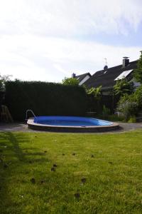 a small blue swimming pool in a yard at Landliebe Rheinhessen in Bingen am Rhein