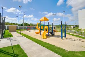un parco giochi con scivolo di Caribbean Getaway Paradise Villa a Punta Cana