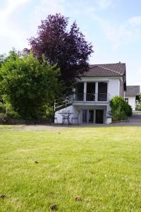 a house with a picnic table in a yard at Landliebe Rheinhessen in Bingen am Rhein