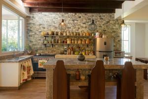 una cucina con bancone e frigorifero di La Casita de Orfi a Calca