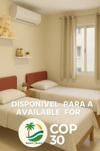 une chambre avec deux lits et une fenêtre avec les mots rénové pap disponible pour dans l'établissement Apato em Condomínio, à Belém