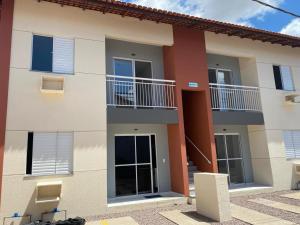 une maison avec 2 balcons sur le côté dans l'établissement Apato em Condomínio, à Belém 1 autre photo