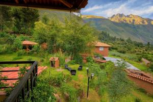 a view of a garden with mountains in the background at La Casita de Orfi in Calca