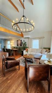 un soggiorno con un divano e un lampadario di Duplex Rooftop at MIT Kendall Sq - 2 FREE Parking a Cambridge