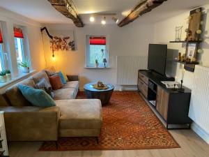 シュマレンベルクにあるFerienwohnung Dickのソファとテレビのあるリビングルーム