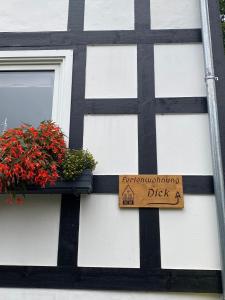 シュマレンベルクにあるFerienwohnung Dickの窓のある建物の側面にある看板