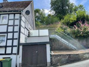 シュマレンベルクにあるFerienwohnung Dickの階段でガレージにつながる家 +11枚の写真