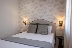 Un dormitorio con una cama y una pared con nubes. en Navas 402 Ático & Pool Alhambra views, en Granada 85 fotos más