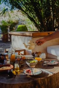 una persona está sirviendo comida en una mesa en The Moonlight Yurt, en Essaouira