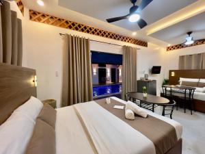 une chambre d'hôtel avec un lit et une salle à manger dans l'établissement Casa Marga Resort - Panglao, Bohol, à Panglao 42 autres photos
