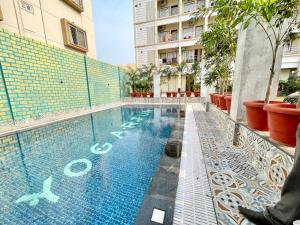 une piscine au milieu d'un immeuble dans l'établissement SEA VIEW from rooftop - PREMIUM Swimming Pool - Hotel A ONE LAGOON, à Purî