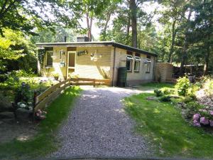 Κήπος έξω από το Holiday Home in Arriën near Beerze Nature