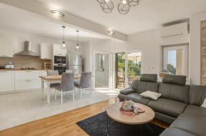 Η κουζίνα ή μικρή κουζίνα στο Villa Stella Podgora with heated pool