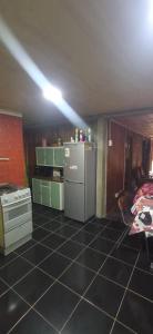 ロス・アンデスにあるCabaña Riecillosのタイルフロアのキッチン(冷蔵庫付) +7枚の写真