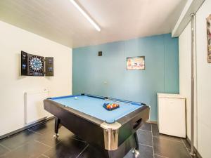 Biliár nebo kulečník v ubytování Holiday house with sauna and terrace